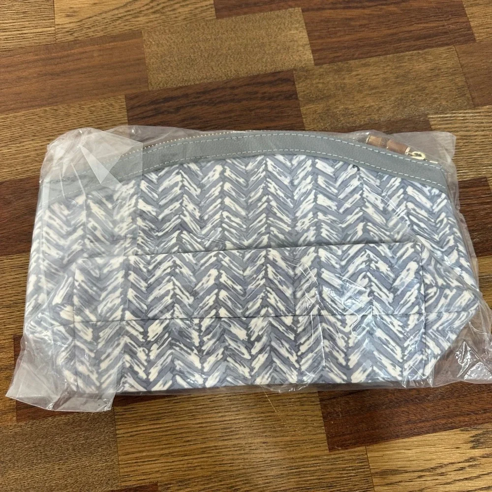 J Mclaughlin Travel Pouch NWT $38 Cosmetic Bag Gray White Chevron Medium